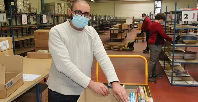 photo  « les éditeurs nous envoient leurs fournitures que nous distribuons aux écoles. » un salarié, alexandre jauneaud, traite les commandes des écoles de boulogne-billancourt (hauts-de-seine) et maen roch (ille-et-vilaine).  &copy;  ouest-france. 