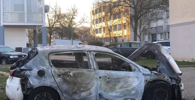 photo  une voiture a été incendiée dans la nuit du 5 au 6 avril 2021 rue lamartine à alençon.  &copy;  ouest-france 