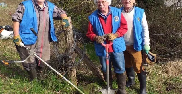 photo  de gauche à droite : tim green, jean-jacques bayle et didier rivière à l’œuvre samedi.  &copy;  ouest-france 