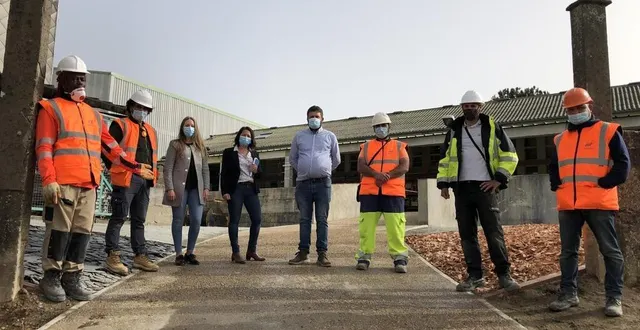 photo  les apprenants de la formation ont pu mettre en pratique leurs compétences en réalisant des aménagements de sol sur le site de l’afpa. en attendant de mettre bientôt tout cela en pratique en entreprise. au centre, philippe dechelle (formateur), aux côtés de soline seychelles et marion plouzeau de l’agence manpower au mans.  &copy;  photo le maine libre 