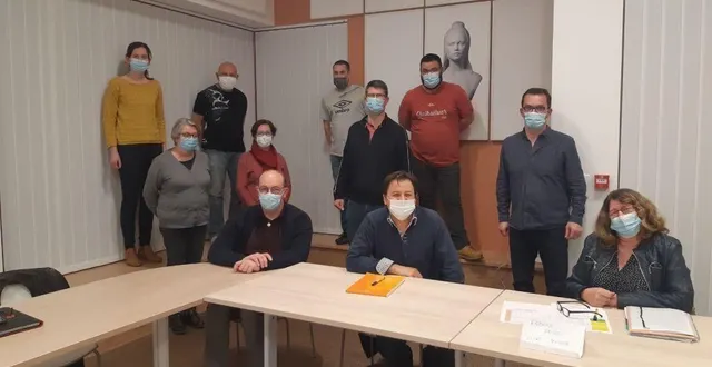 photo  marina compain et les membres de la commission vie associative et sportive maine cœur de sarthe, ont obtenu le label terre de jeux 2024 pour faire vivre le sport et les jeux aux habitants des treize communes.  &copy;  le maine libre 