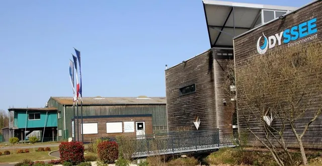 photo  l’acquisition des bureaux et du grand atelier qui avaient appartenu à charpente cénomane (au second plan), et d’un terrain, va permettre à odyssée environnement de doubler la surface de ses locaux.  &copy;  le maine libre 