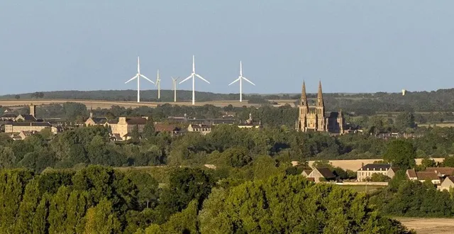 photo  photo-montage réalisée par hugo mizerey avec le projet des cinq éoliennes sur trémont/gaprée.  &copy;  hugo mizereye 