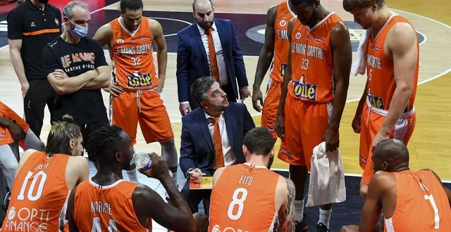 photo  elric delord (au centre) pourra finalement dirigé le msb ce mercfedi 7 avril à boulazac, assisté du seul jordan bernard (derrière lui).  &copy;  archives le maine libre – yvon loué 