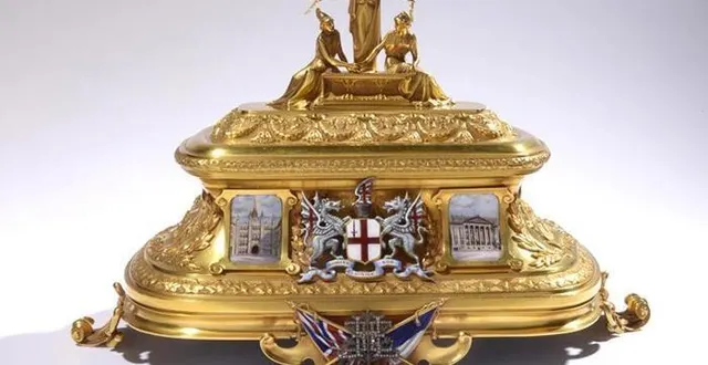 photo  michel becker lance un nouveau jeu, le 8 avril prochain. cette fois-ci, c’est un objet historique qui est à gagner : le trésor de l’entente cordiale, un coffret en or offert par le roi d’angleterre édouard vii au président de la république française émile loubet. valeur estimée : 750 000 € !  &copy;  photo : éditions de la chouette d’or 