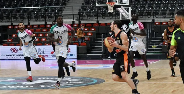 photo  malgré un effectif trop diminué, surtout à l’intérieur, le msb pourtant fini par s’imposer à boulazac.  &copy;  photopqr/sud ouest/michel faure 