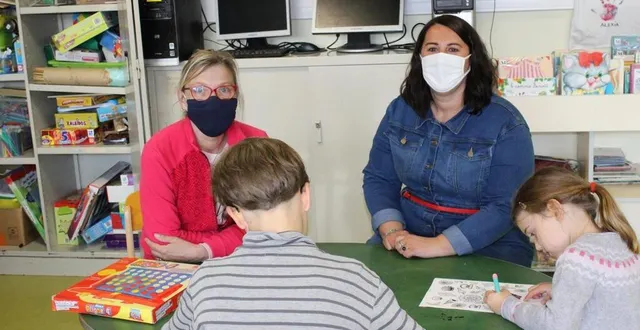 photo  magali rault, à droite, était assistée de valérie, agente de la cdc des vam pour l’accueil de deux enfants dans le cadre d’école ouverte aux élèves des personnels prioritaires (soignants, pompiers, gendarmes…).  &copy;  ouest-france 