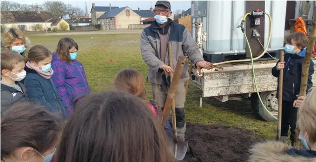 photo  m. choplain explique aux enfants attentifs la bonne façon de planter un arbuste.  &copy;  le maine libre 
