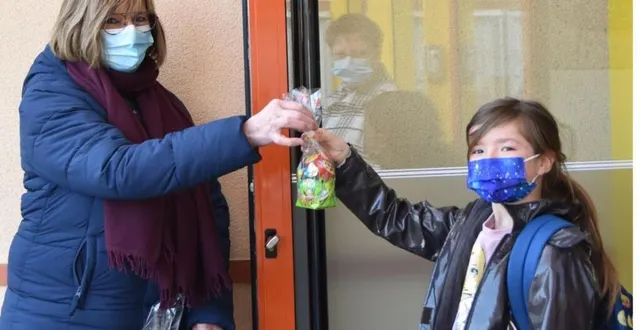 photo  dans le respect des gestes barrière, les enfants ont, un à un, reçu un paquet de friandises.  &copy;  le maine libre 