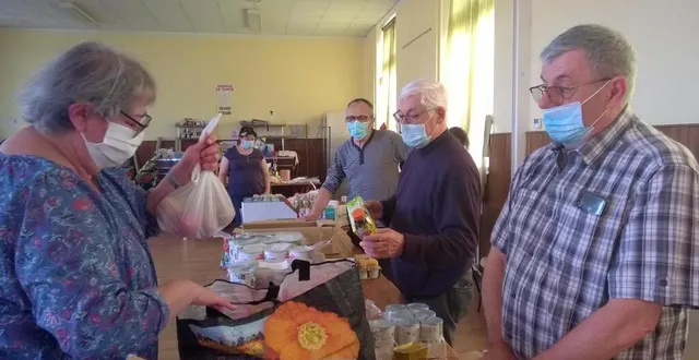 photo  les bénévoles dont le responsable, claude gicquel ont installé des étals dans la salle des fêtes afin de servir les bénéficiaires.  &copy;  le maine libre 