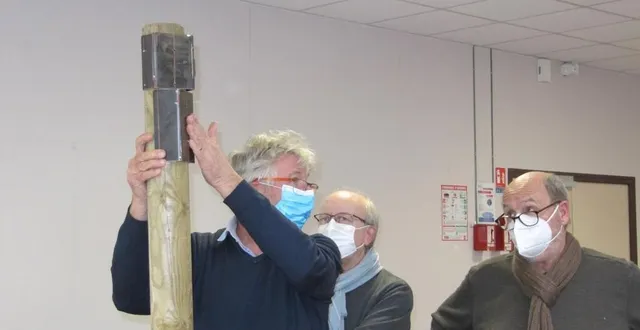 photo  les bénévoles ont appris comment faire puis posé les flèches directionnelles sur les poteaux.  &copy;  ouest-france 