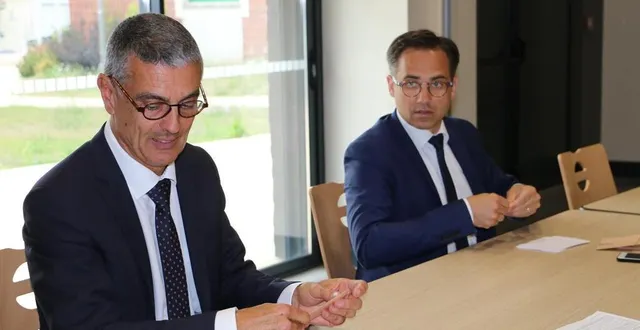 photo  daniel chevalier, président de la communauté de communes et nicolas leudière, maire de sablé-sur-sarthe.  &copy;  archives ouest-france 