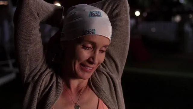 photo lynette (felicity huffman) vient d'apprendre qu'elle a vaincu le cancer dans cette scène de « desperate housewives ».  ©  abc