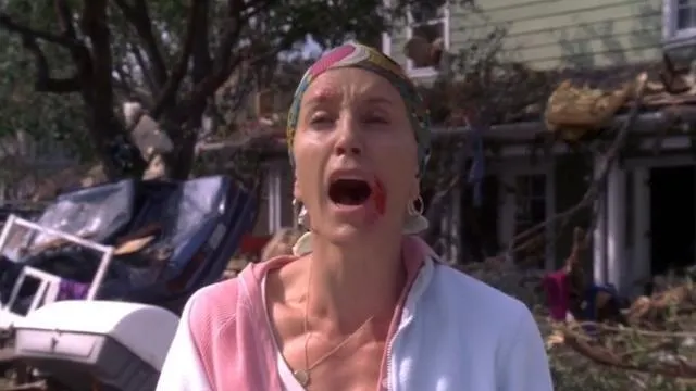 photo lynette (felicity huffman) découvre les dégâts de la tornade dans « desperate housewives ».  ©  abc