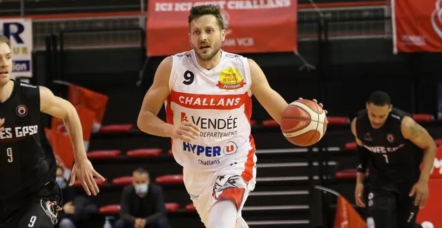 photo  face aux rennais, romains dardaine et les challandais veulent relancer une série de victoires.  &copy;  fabrice delène 