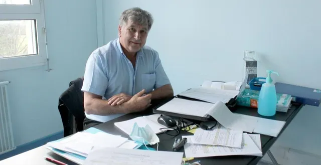 photo  pierre besnard, chef du centre de vaccination, a mobilisé de nombreux médecins, pharmaciens retraités.  &copy;  le maine libre 