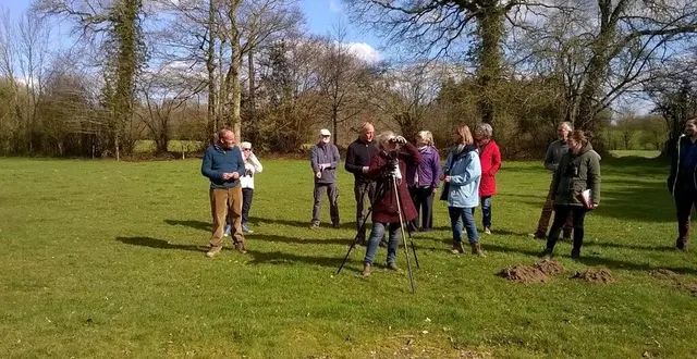photo  identification des oiseaux à la longue-vue après identification du chant, lors d’une formation des propriétaires de gîtes ou de structures d’accueil, adhérents du réseau suisse normande territoire préservé, début mars.  &copy;  ouest-france 