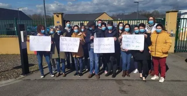 photo  près d’une vingtaine de salariés s’est mobilisé devant l’adapei de valframbert, jeudi.  &copy;  ouest france 