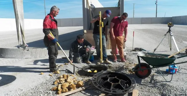 photo  les porteurs du projet sur le chantier, sont aussi acteurs de la construction de la plate-forme. l’avancée des travaux montre le respect des délais.  &copy;  le maine libre 
