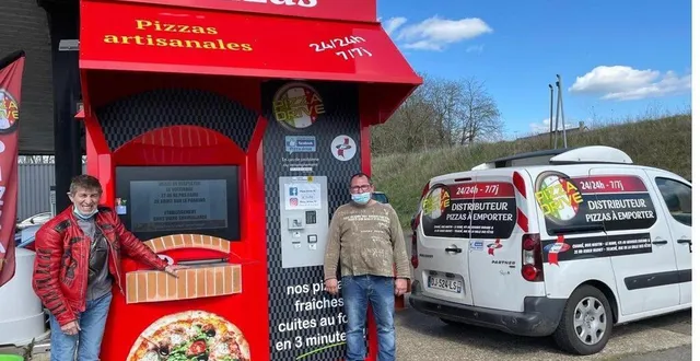 photo  philippe plu, propriétaire du kiosque et le pizzaïolo yann cartier.  &copy;  le maine libre 