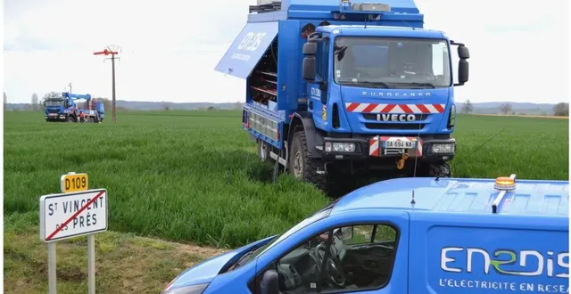 photo  les techniciens travaillent sur des sites différents comme ici, sur la route qui relie saint-vincent-des-prés à saint-rémy-des-monts.  &copy;  ouest-france 