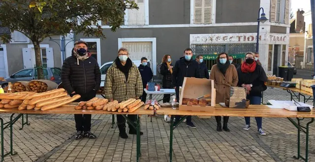 photo  l’équipe municipale, ici lors du marché de 28 mars, lance à partir de dimanche un marché alimentaire et artisanal qui se tiendra le deuxième dimanche du mois.  &copy;  ouest-france 