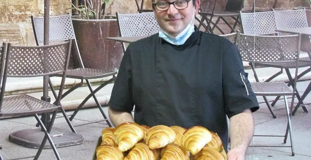 photo  « le croissant, c’est une matière vivante ; il est différent chaque jour à la sortie du four », confie julien marsal, patron de la boulangerie du père pain pain, au mans (sarthe).  &copy;  ouest-france 