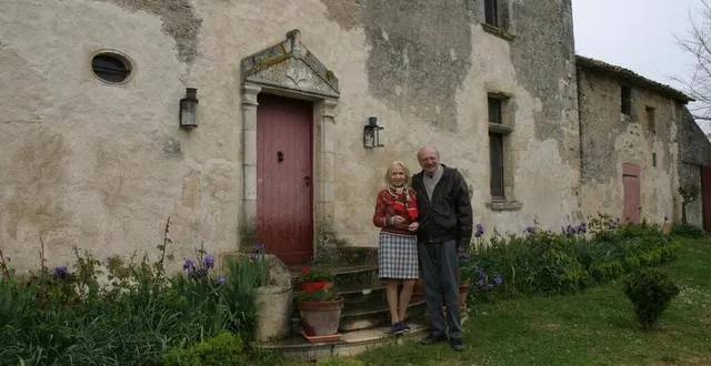 photo  guy saint-bonnet et son épouse, propriétaires du vaste logis de gerbaudie du xvie siècle entièrement restauré avec élégance et raffinement.  &copy;  co 