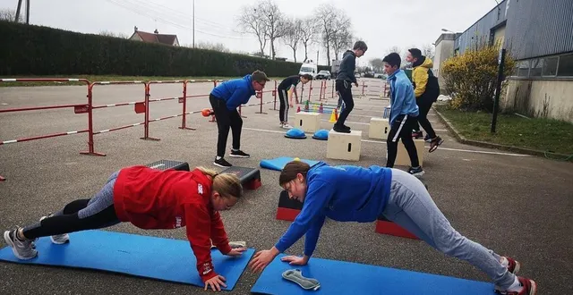 photo  la gérante de fit coach 61 organise des cours de sport pour enfants et adolescents sur le parking situé devant sa salle de fitness.  &copy;  fit coach 61 