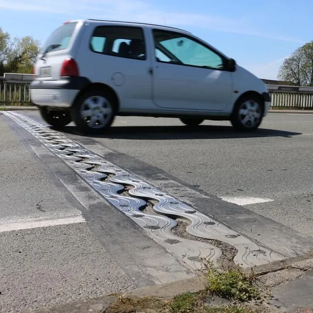 photo plus de 15 000 véhicules empruntent chaque jour le pont, construit en 1973-1974.  ©  ouest-france