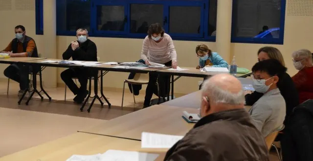 photo  le maire, 2e depuis la gauche à la table du fond, et les conseillers municipaux.  &copy;  ouest-france 