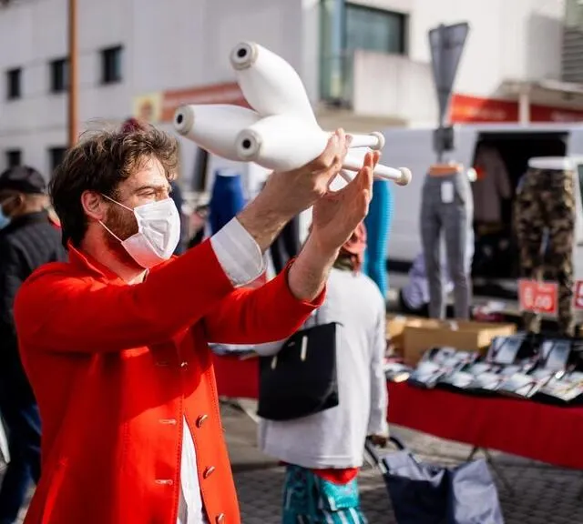 photo le collectif protocole a déambulé dans les rues et marchés du mans du 29 mars au 3 avril.  ©  thomas brousmiche – photographyk pour le mans fait son cirque