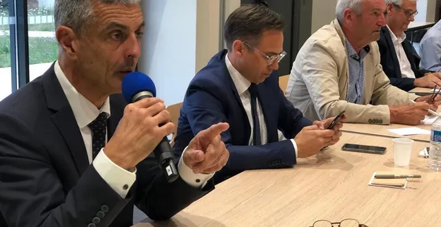 photo  daniel chevalier, président de la communauté de communes du pays sabolien, au côté de nicolas leudière, maire de sablé. « il y aura un coût supplémentaire pour les collectivités. »  &copy;  photo archives le maine libre 