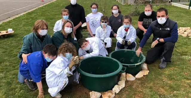 photo  pause photo avant de reprendre la fabrication du bassin dans lequel les élèves viendront bientôt observer des petites bêtes.  &copy;  ouest-france 