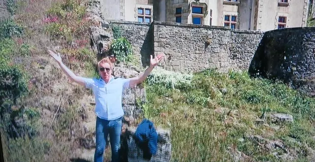 photo  échappées belles, samedi 13 mars sur france 5 : jérôme pitorin, devant le château de bressuire.  &copy;  capture d’écran france 5 
