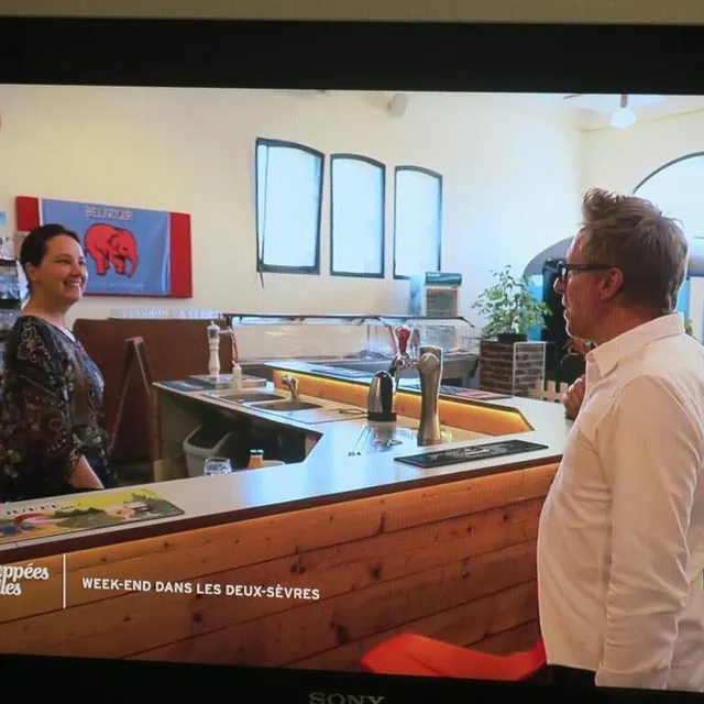 photo au petit brasseur de bressuire, jérôme reçu par christine turlot.  ©  capture d’écran france 5