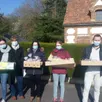photo quelques-uns des volontaires venus samedi pour distribuer les chocolats.