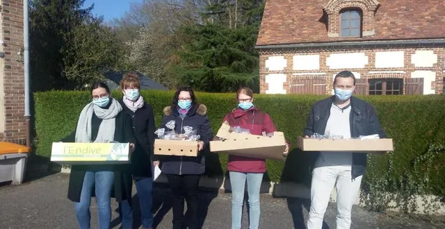 photo  quelques-uns des volontaires venus samedi pour distribuer les chocolats.  &copy;  ouest-france 