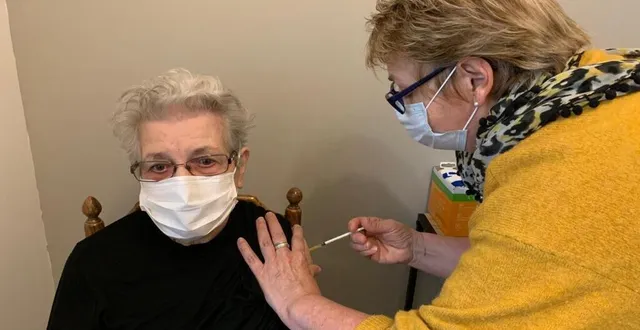 photo  yvonne breton, védaquaise de 99 ans, s’est fait vacciner à la pharmacie, samedi matin.  &copy;  ouest-france 