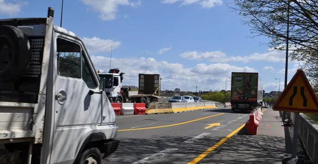 photo  depuis lundi soir 12 avril 2021, la circulation se fait sur deux voies uniquement et sur la partie du pont côté centre-ville (ou aval).  &copy;  le maine libre 