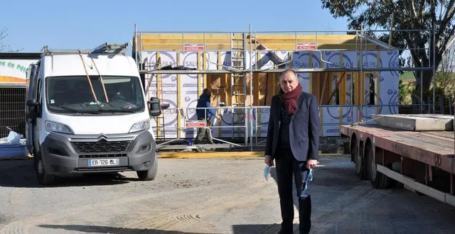 photo  stéphane terrier, le maire, devant le futur local du boulodrome.  &copy;  ouest-france 