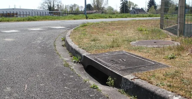 photo  une trentaine de courriers ont été retrouvés dans ce caniveau, à la flèche.  &copy;  le maine libre 