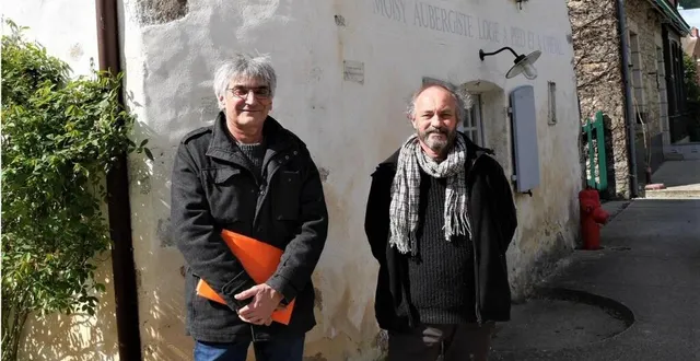 photo  les responsables des amis de saint-céneri, patrick bouleau, à gauche, et marc chatain, devant l’auberge des sœurs moisy.  &copy;  ouest-france 