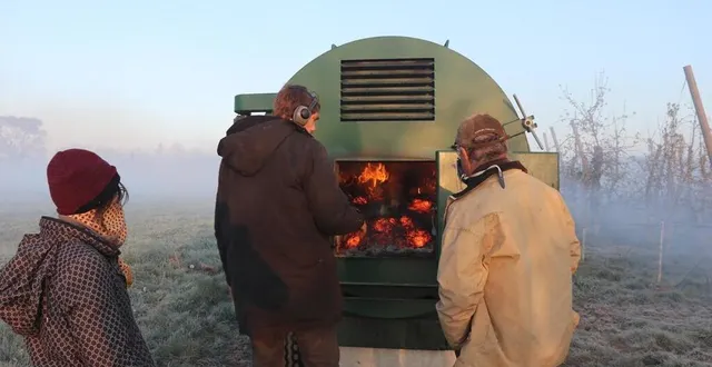 photo  sous les yeux de son épouse mélanie et de son papa hubert, jérémy bonsergent attise le foin dans le « fog dragon ».  &copy;  ouest-france 