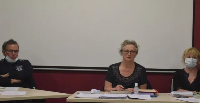 photo  nelly poussin, jean-pierre couet et florence guinoiseau ont mené la séance du conseil municipal.  &copy;  le maine libre 