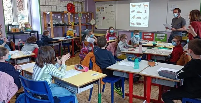 photo  les seize élèves de ce1 et cinq élèves de ce2 encadrés par meggie martin, professeur des écoles, à droite, ont suivi attentivement l’atelier proposé par cédric delcloy.  &copy;  le maine libre 