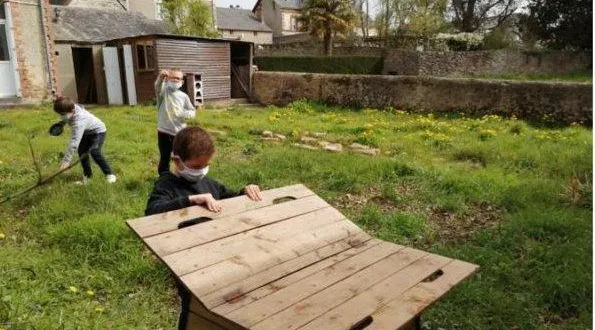 photo  après la confection d’un hôtel à insectes, la mise en activité d’un composteur, les jeunes bénéficiaires de l’accueil de loisirs s’organiseront pour créer un jardin.  &copy;  ouest-france 
