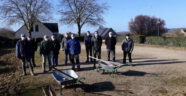 photo  le conseil municipal, accompagné de quelques habitants.  &copy;  mairie avezé 