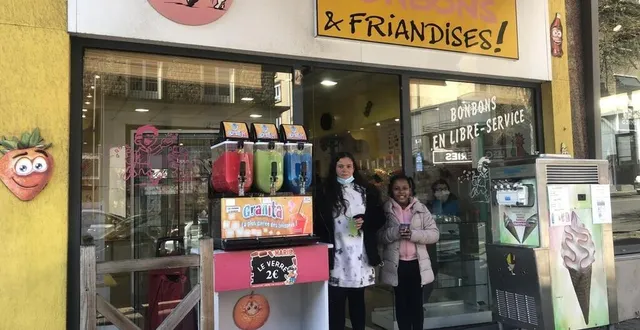 photo  les jeunes clientes de patricia bazin ont profité de sa réouverture pour déguster des granités.  &copy;  ouest-france 