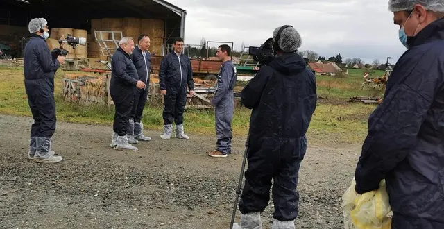 photo  clap de fin de tournage vendredi aux alentours de 19 h au gaec de la lunerotte à saint-gervais-en-belin, géré par alexandre bourge, exploitation qui produit les porcs transformés par l’entreprise cosme.  &copy;  le maine libre 